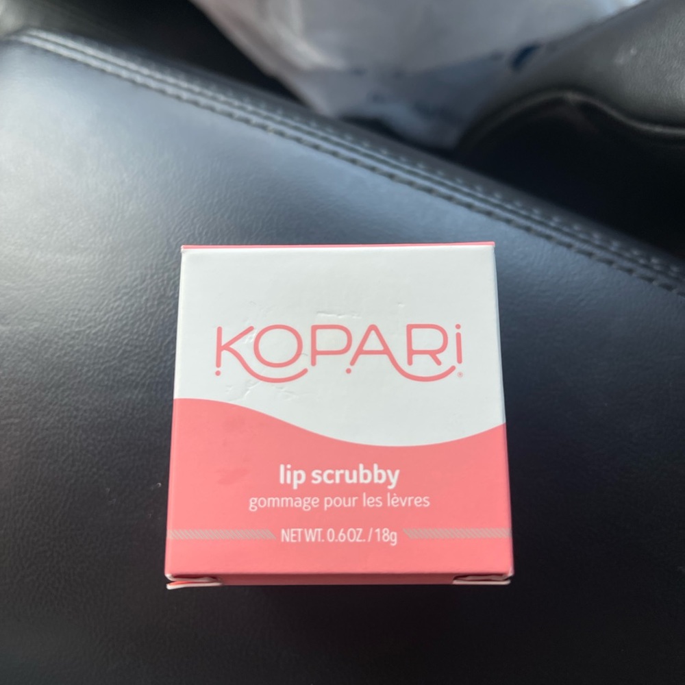 NWT KOPARI LIP SCRUBBY